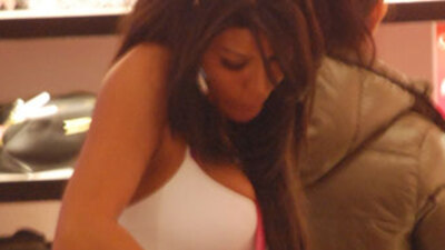 İç çamaşırlarını üstünde denedi!