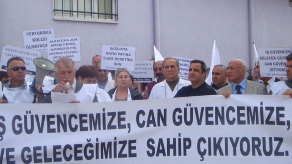 Canı acıyınca diş doktoruna satırla saldırdı