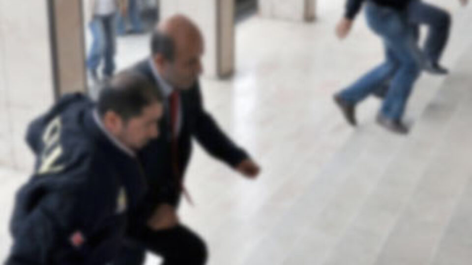 Adliye önünde silah sesleri