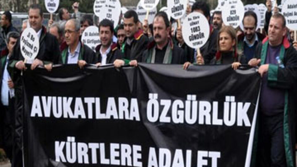 Avukatlar meslektaşları için yürüdü
