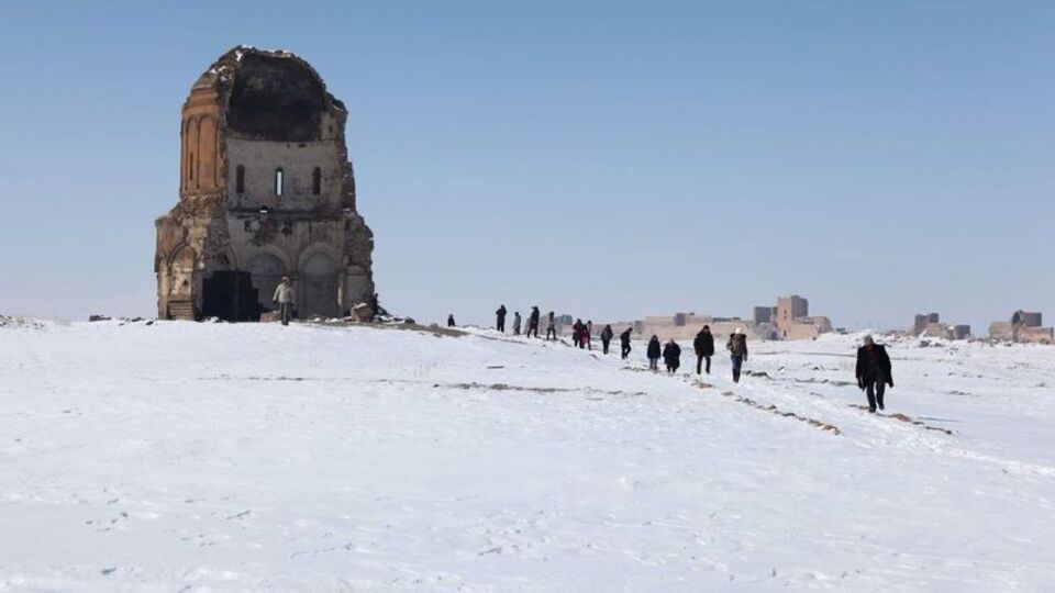 Beyazdır, uykusuzdur, uzaktadır ama en çok da…