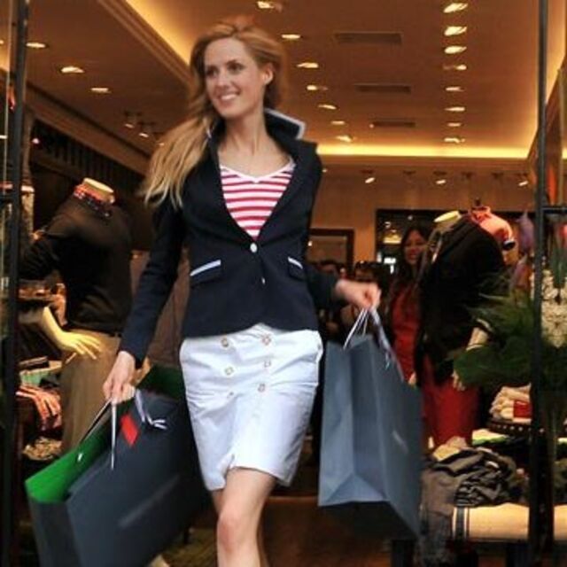 Caroline alışverişin gülü!