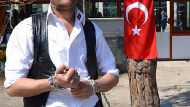 Suç işlememek için kendini zincirledi