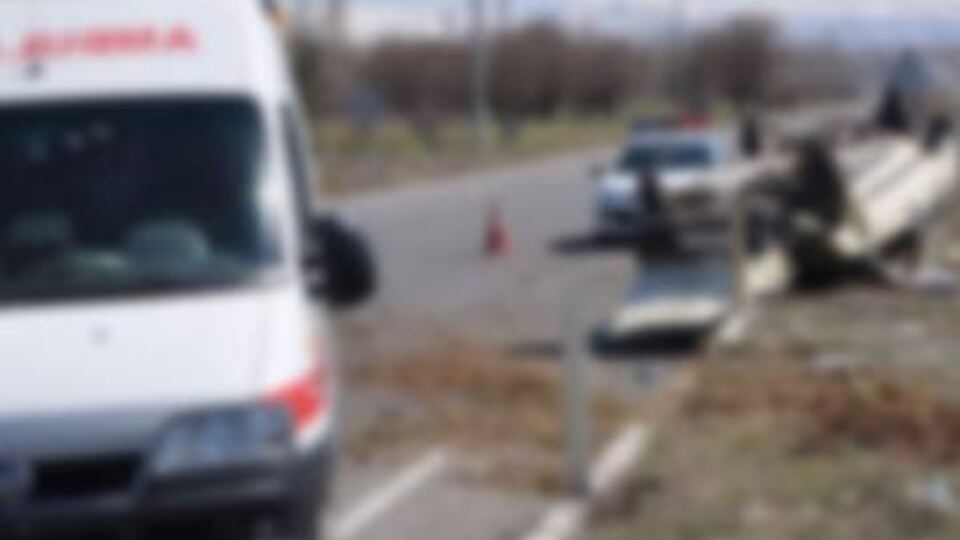 TIR şarampole yuvarlandı: 1 ölü 1 yaralı