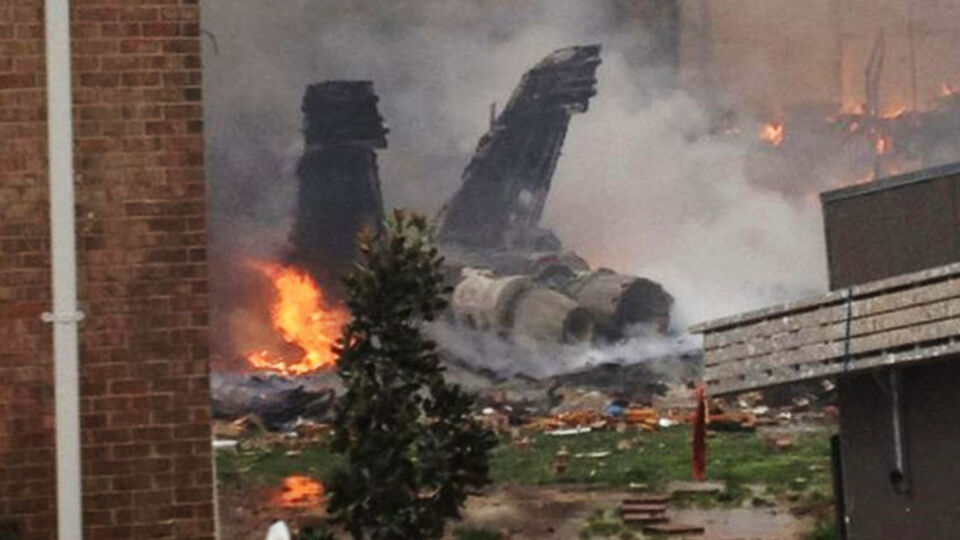 Evlerin üzerine F-18 düştü!