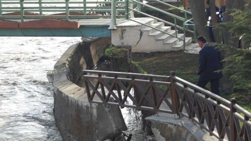 Yine köprü yine yıkılma tehlikesi