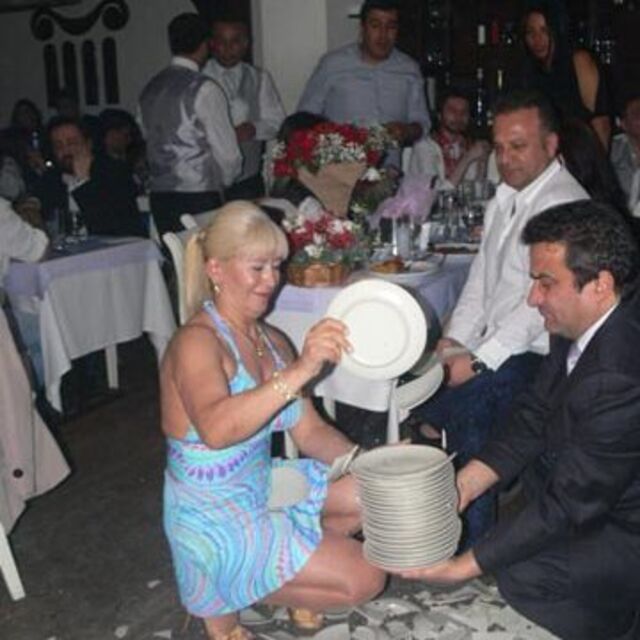Tabak kırarken bileğini kesti!