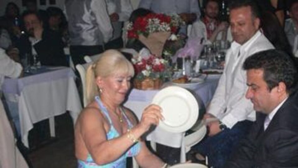 Tabak kırarken bileğini kesti!