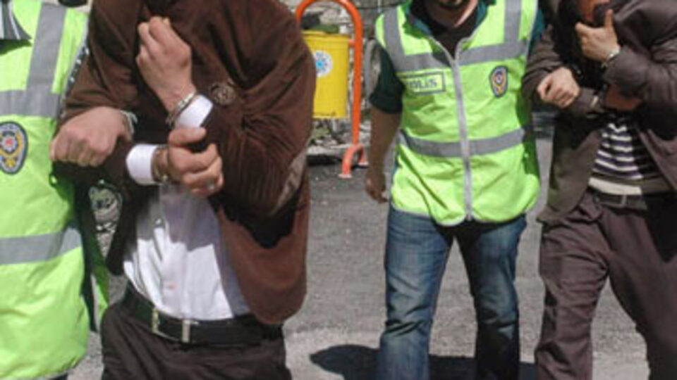 Arkadaşına yardım için patronunu soydu
