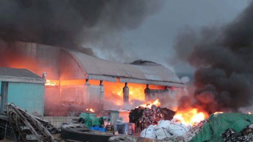Çimento fabrikası alev alev yandı!
