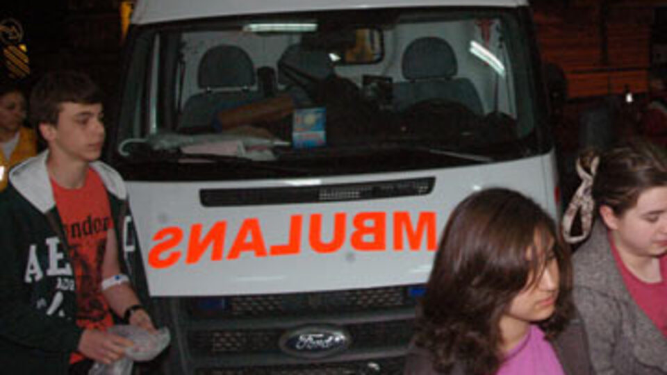 32 lise öğrencisi yemekten zehirlendi