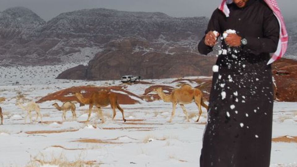 Suudi Arabistan'a kar yağdı