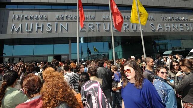 Tiyatroculardan yönetmelik tepkisi