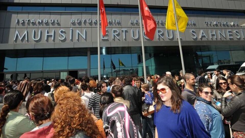 Tiyatroculardan yönetmelik tepkisi