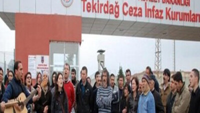 Grup Yorum'dan cezaevi önünde konser!