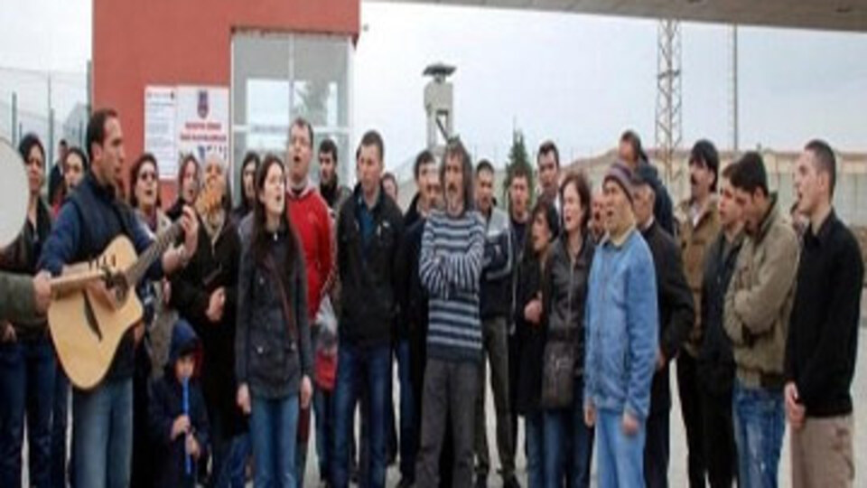Grup Yorum'dan cezaevi önünde konser!