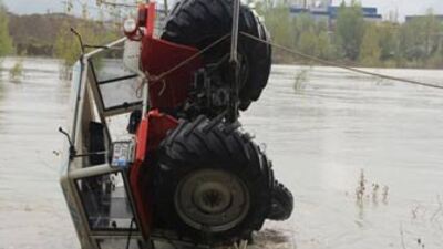 Traktörüyle akıntıda gözden kayboldu