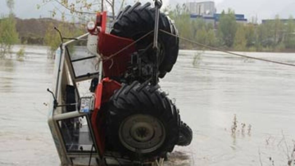 Traktörüyle akıntıda gözden kayboldu