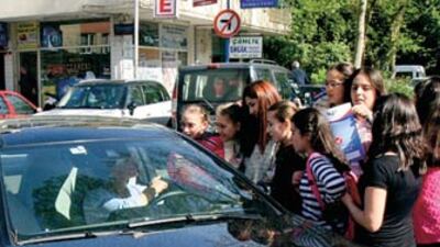 Çağatay yolda, kızlar etrafında!