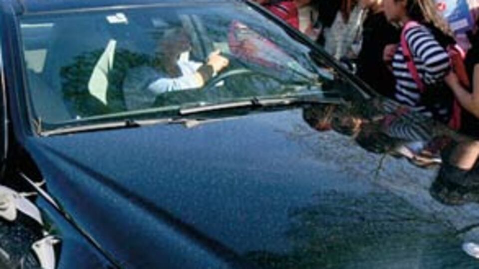 Çağatay yolda, kızlar etrafında!