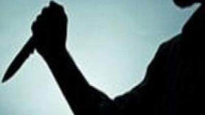 Öğretmenini kalbinden bıçakladı!