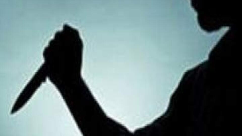 Öğretmenini kalbinden bıçakladı!