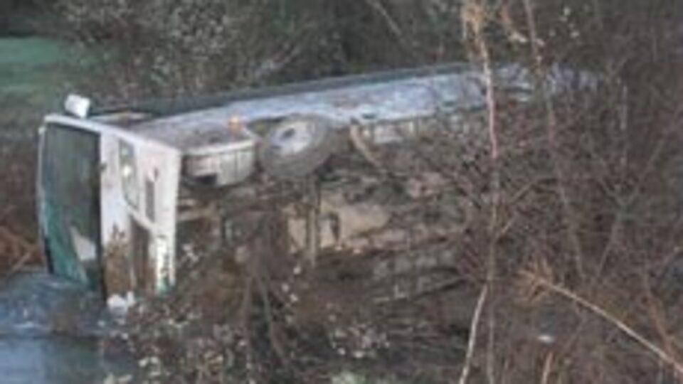 Öğrenci servisi dereye uçtu: 27 yaralı