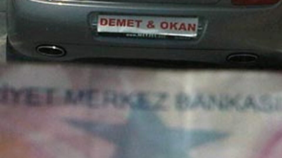 Okan'dan Demet'e yüz görümlüğü!