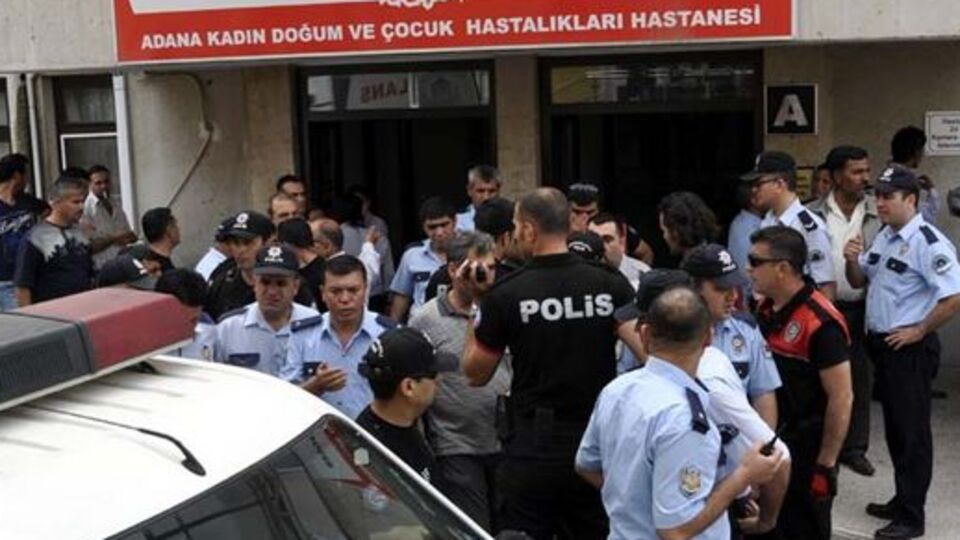 Doktoru bulamayınca polise saldırdılar