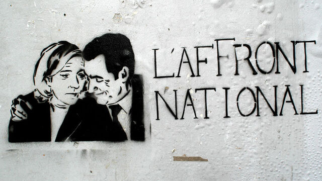 Sarkozy'ye sağ kroşe