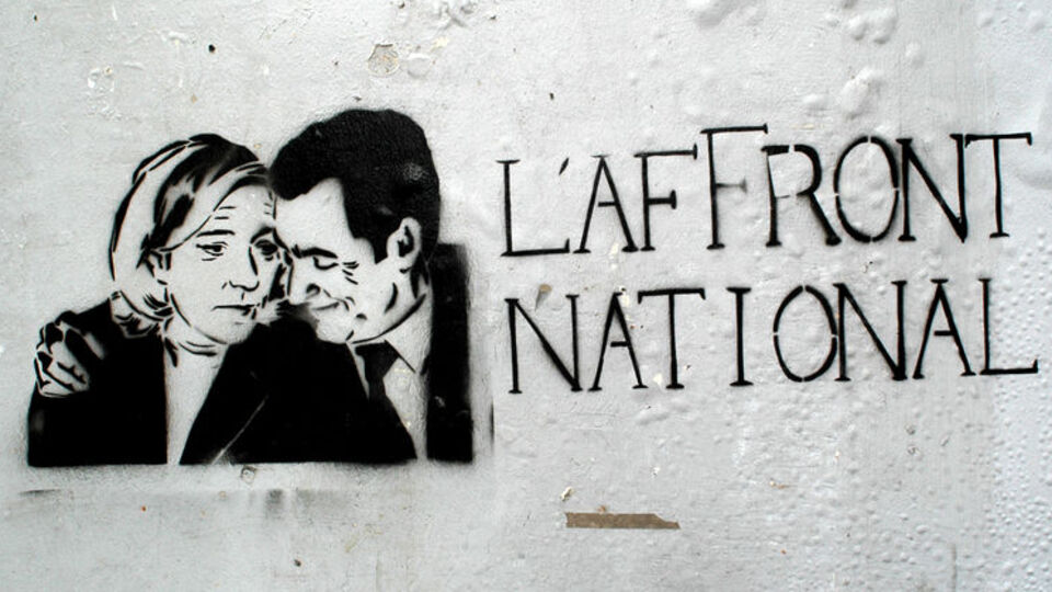 Sarkozy'ye sağ kroşe