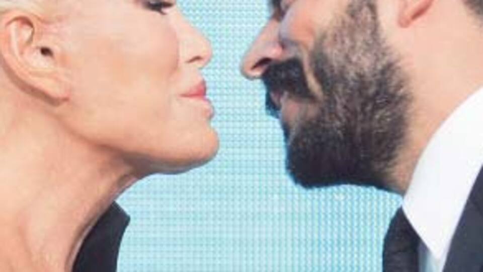 Malkoçoğlu'nu öptü!