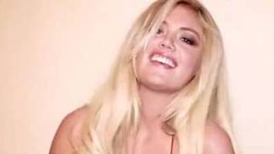 Yine soyundu! GALERİ- VİDEO