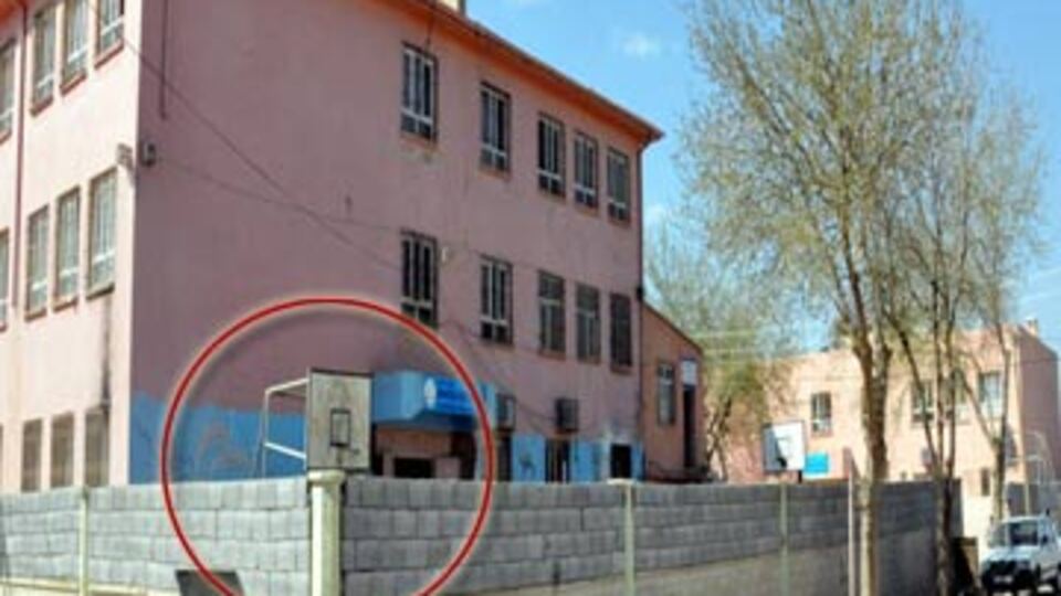 Bu okulun ortasından yol geçiyor!