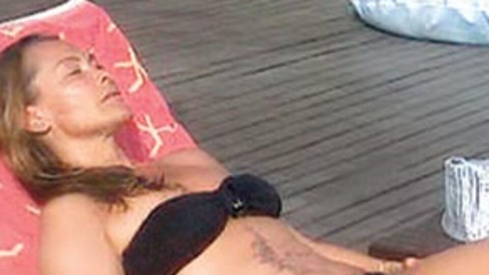 Hülya'dan bikinili poz!