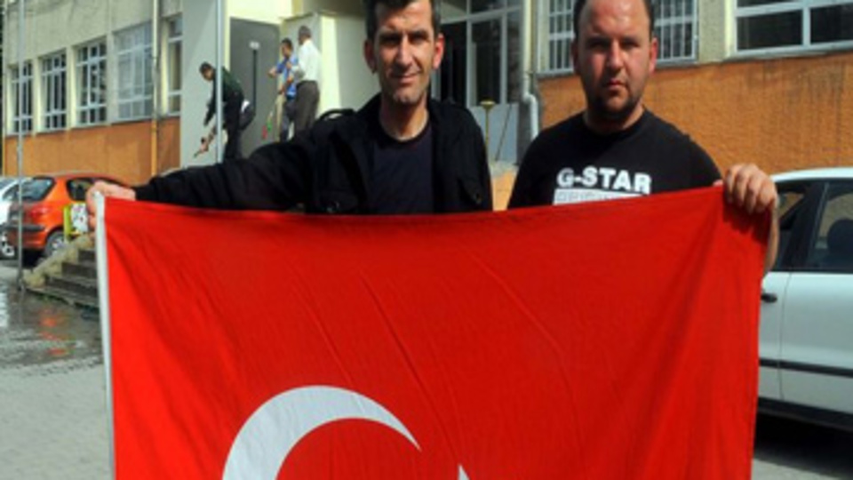 Bayrak yakan taraftarlar teslim oldu