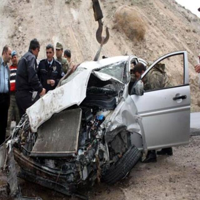 Öğrencilerin otomobili nehire uçtu