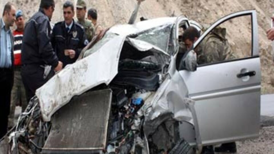 Öğrencilerin otomobili nehire uçtu