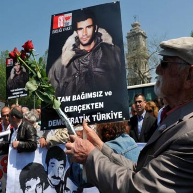 İstanbul'un bir yanında Deniz Gezmiş diğer yanında Kutlu Doğum anması