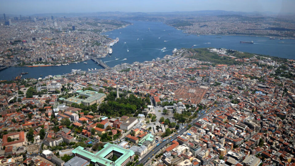 İstanbul'un bir yanında Deniz Gezmiş diğer yanında Kutlu Doğum anması