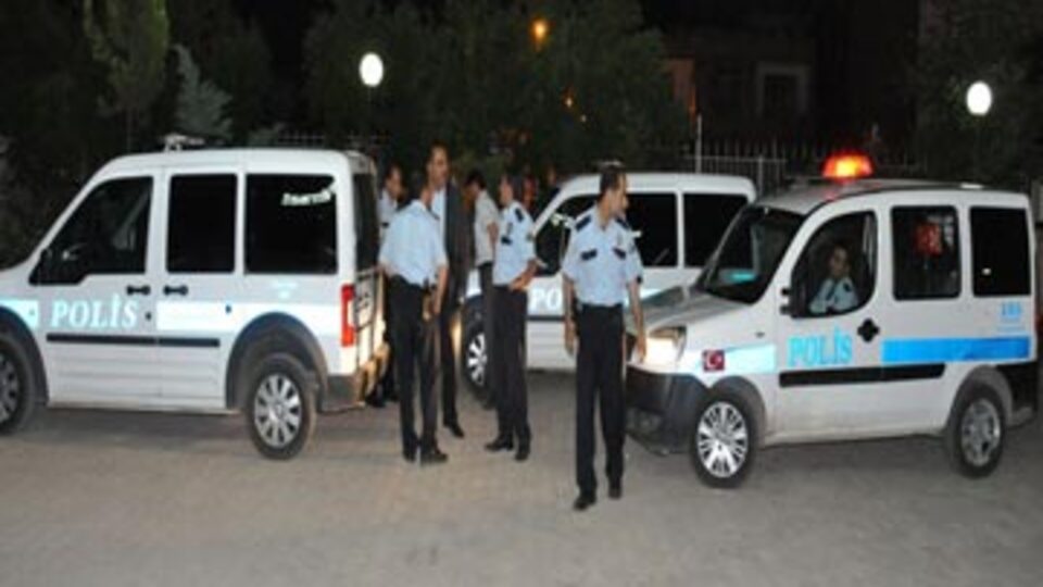 Polise linç girişimi!