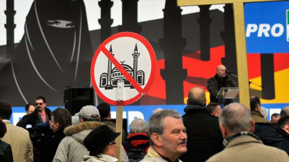 Almanya karikatür krizine benzin döktü