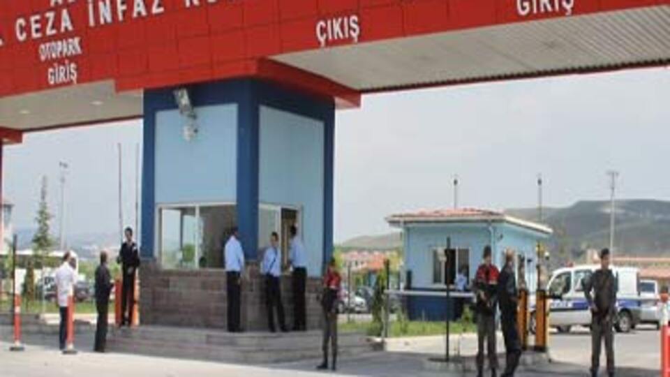 Cezaevi önünde çatışma!