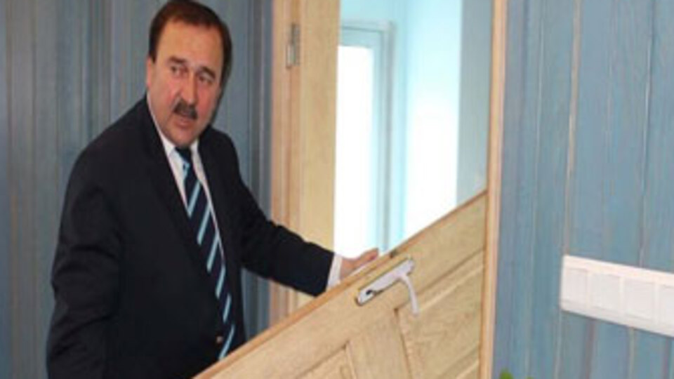Makam odasının kapısını söktü