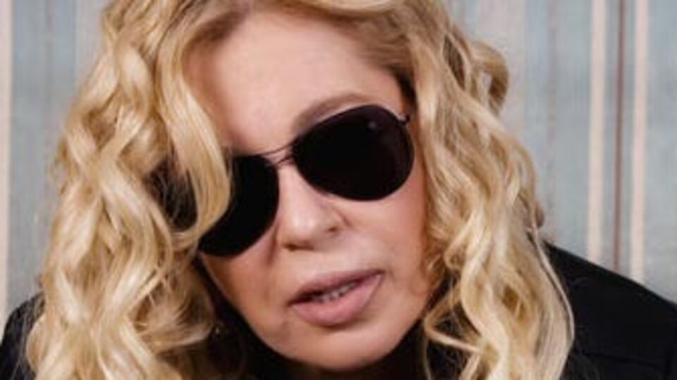 Neden sürekli güneş gözlüğü takıyor?