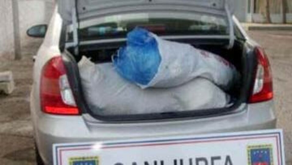 Otomobil bagajında 47 kilo esrar!