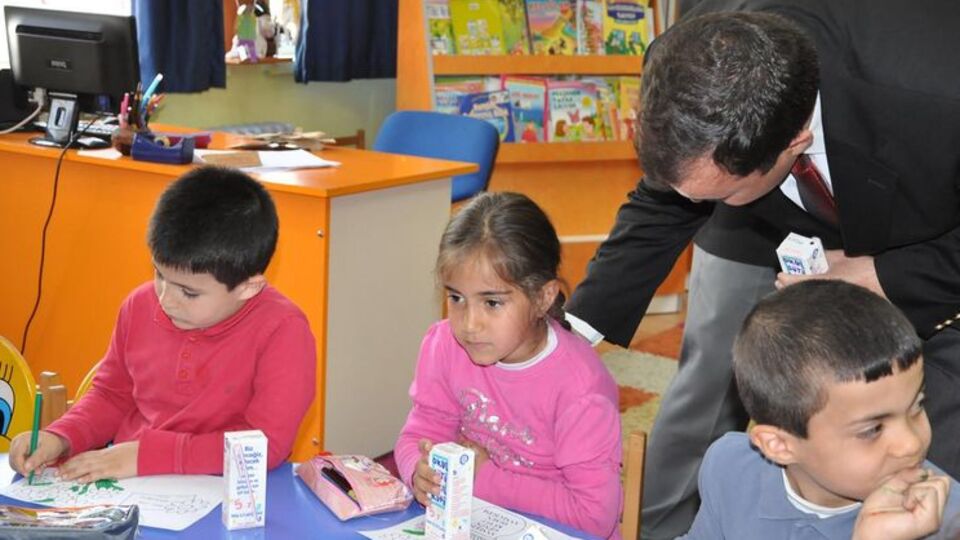 Öğrenciler içmeyince, vali yardımcısı içti