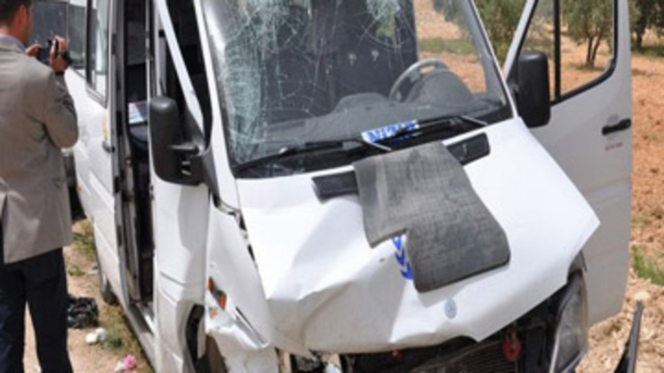 Otomobille minibüs çarpıştı