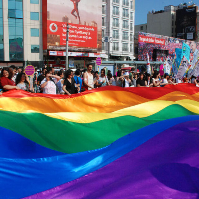 'Eşcinsel evliliğe izin' tartışması