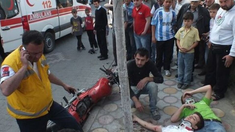 Motosikletle bisiklet çarpıştı: 3 yaralı